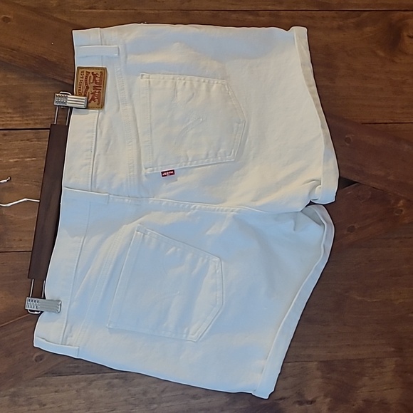 Levi Strauss slightly distressed white shorts size 33 - Picture 2 of 4
